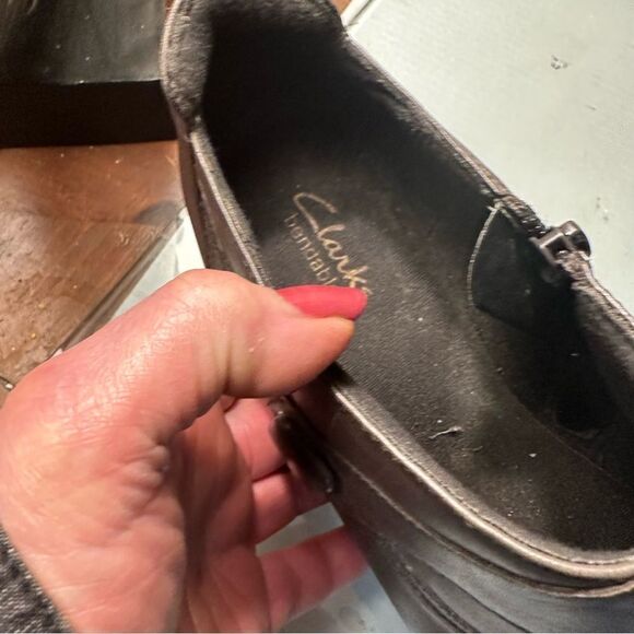 Clark's Bendable Size 9 Chunky Heeled Leather Ankle Booties in Taupe - Picture 5 of 8